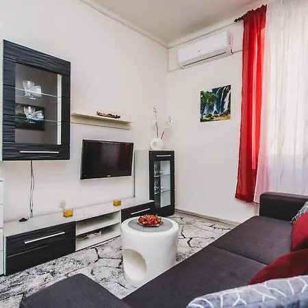 Center Stylish Apt Darling For 4, Old Town