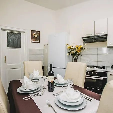 Center Stylish Apt Darling For 4, Old Town