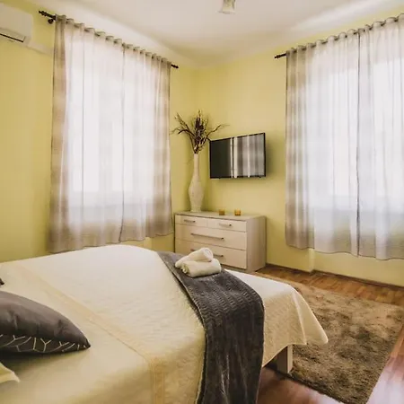 Center Stylish Apt Darling For 4, Old Town Apartman