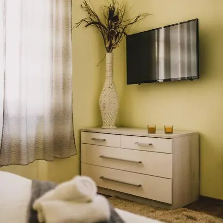 Center Stylish Apt Darling For 4, Old Town *