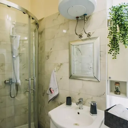Center Stylish Apt Darling For 4, Old Town