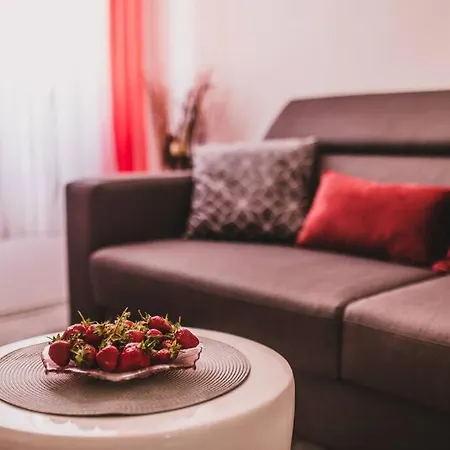 Center Stylish Apt Darling For 4, Old Town *