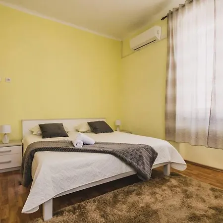 Center Stylish Apt Darling For 4, Old Town * Σπλιτ