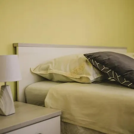 Center Stylish Apt Darling For 4, Old Town