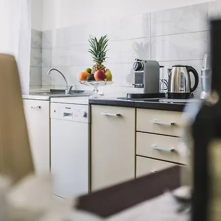 Center Stylish Apt Darling For 4, Old Town *